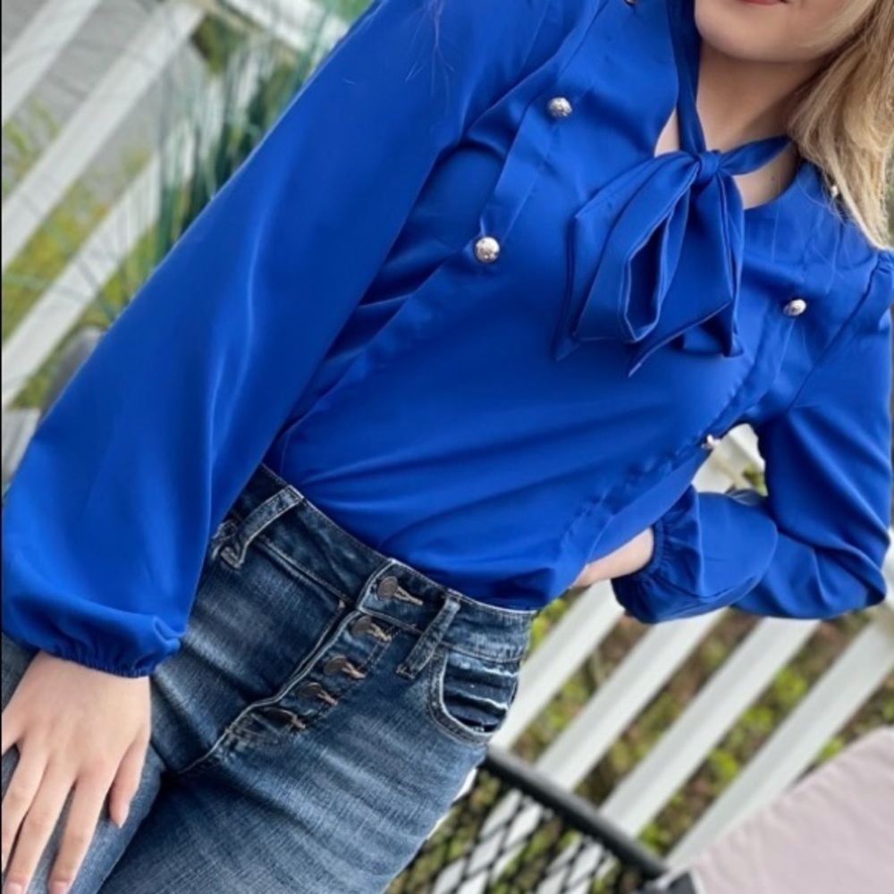 Solid neck tie blouse - Picture 2 of 5